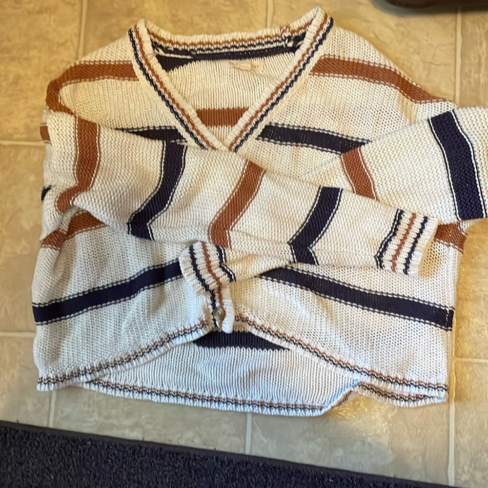 La hearts knitted cropped sweater Navy blue beige and white stripes button down